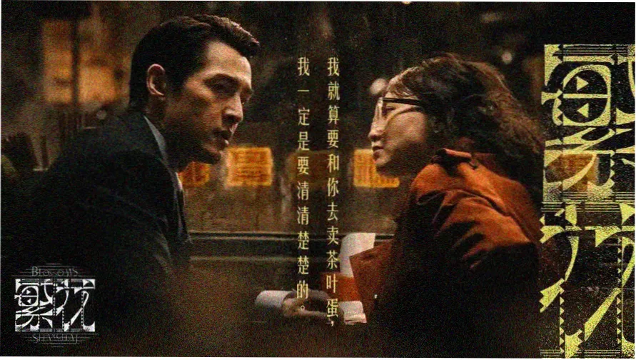 现代简约影视墙装修效果图 悬浮岩板搭配隐藏灯带的客厅正面视角